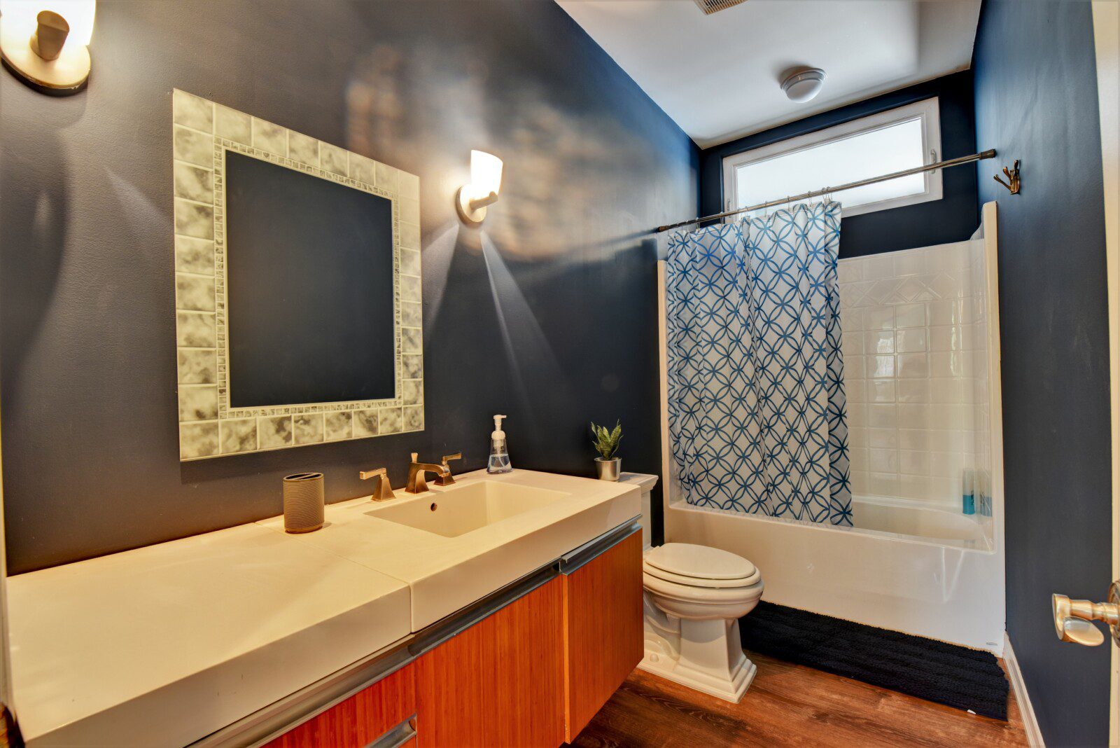 Main Floor Bathroom 2 (1)